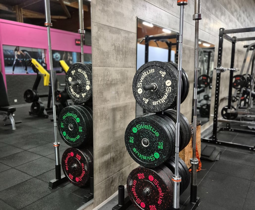 Barres et poids de musculation chez Belle-Étoile Fitness